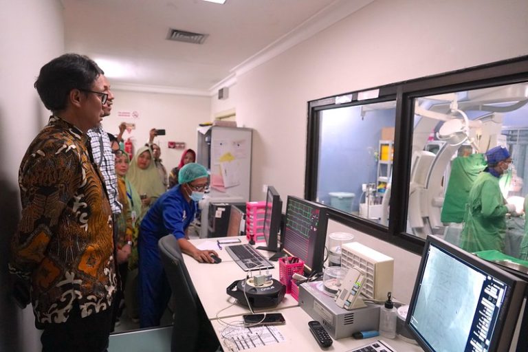 Kementerian Kesehatan Berikan Sejumlah Alkes Untuk 3 Rumah Sakit di Surabaya